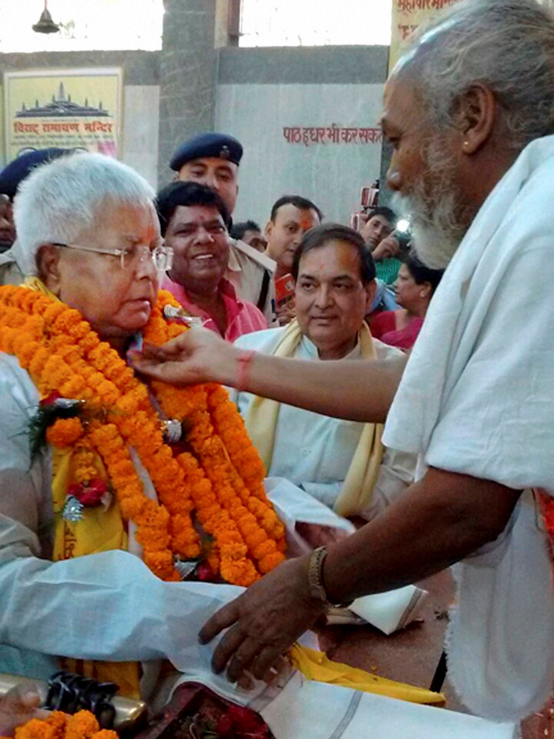 lalu prasad yadav, lalu prasad yadav news in hindi, lalu prasad yadav bihar, RJD Bihar, RJD lalu prasad yadav, lalu prasad yadav Sundarkand Path, Sundarkand Path, Peace in Bihar, lalu yadav Sundarkand Path pics, lalu yada puja pics, lalu yadav news in hindi, RJD, RJD latest news, Arson in bihar