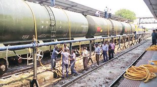 water train, latur water crisis, water crisis maharashtra, water train from sangli, water supply from sangli to latur, water supply to latur, Drought crisis, India water train, Water Trains, maharashtra Drought