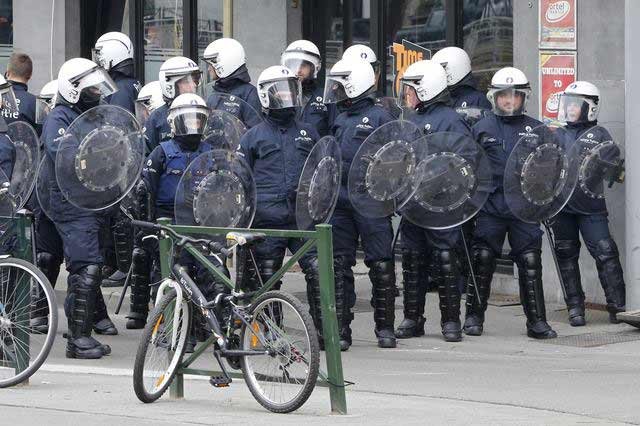 Muslim woman, mown, anti Islam rally, Brussels district, Molenbeek, isis, islamic state in beljium, trouble in brussels