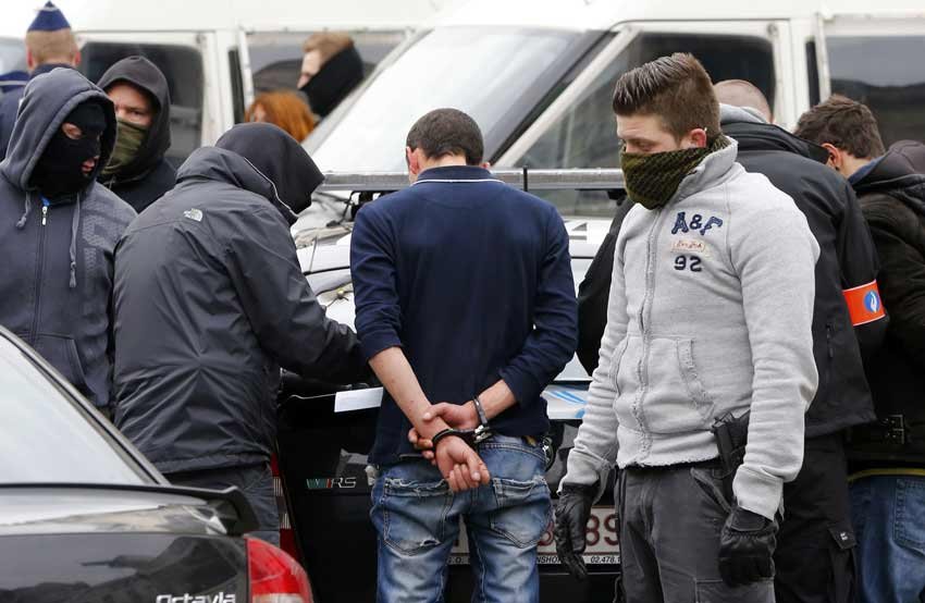 Muslim woman, mown, anti Islam rally, Brussels district, Molenbeek, isis, islamic state in beljium, trouble in brussels