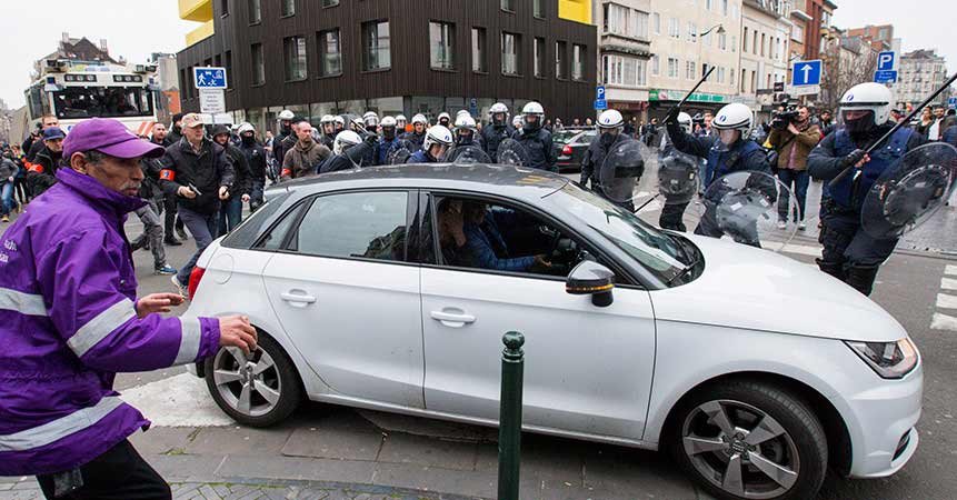 Muslim woman, mown, anti Islam rally, Brussels district, Molenbeek, isis, islamic state in beljium, trouble in brussels