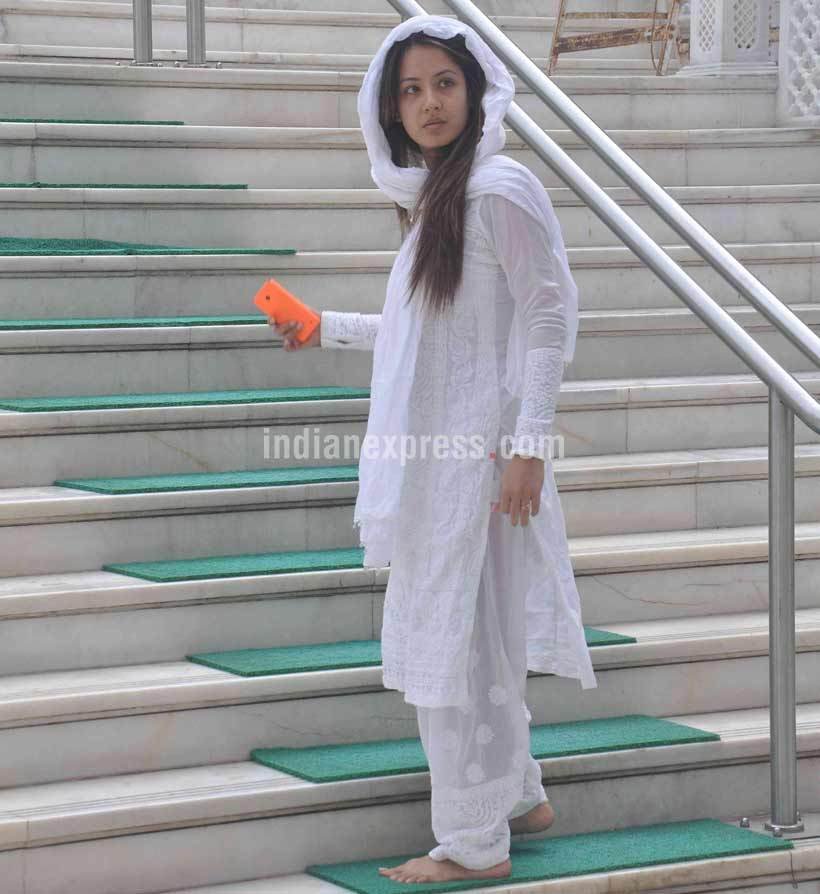 pratyusha banerjee, Balika Vadhu Pratyusha Banerjee, Pratyusha banerjee prayer meet photos, pratyusha banerjee prayer meet, pratyusha banerjee mother, smita Bansal, pratyusha banerjee father, pratyusha banerjee last rites, pratyusha banerjee death, pratyusha banerjee pics, pratyusha banerjee last pics, pratyusha banerjee dies, pratyusha banerjee dead, pratyusha banerjee news, pratyusha, pratyusha boyfriend, entertainment, anoop soni, shashank vyas, sambhavna seth, kamya punjabi, kamya pratyusha