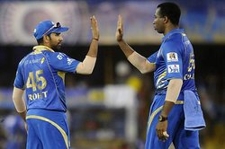 IPL 2016, MI vs KKR: रोहित और पोलार्ड ने की धुआंधार बल्लेबाजी, 6 विकेट से जीती मुंबई इंडियंस