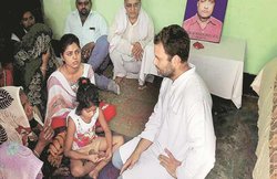 अमेठी: राहुल गांधी ने लगाया जनता दरबार, लोगों ने कहा- प्रियंका को राजनीति में लाओ