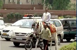 odd-even formula, ram prasad sharma, ram prasad sharma news in hindi, BJP MP ram prasad sharma, BJP MP ram prasad sharma Horse ride, vijay goel, vijay goel news in hindi, vijay goel car, BJP MP Vijay goel, ram prasad sharma parliament, Parliament on horse ride, ODD-Even scheme, odd-even news in hindi, ram prasad sharma odd-even, ram prasad sharma bjp, bjp, bjp latest news in hindi, delhi pollution, vote for odd even, parliament news in hindi