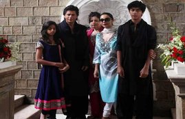 shah rukh khan, shah rukh khan family pics, gauri khan, srk pics family, shah rukh khan children, shah rukh khan daughter, shah rukh khan son, shah rukh khan delhi, shah rukh khan fan, shahrukh khan news