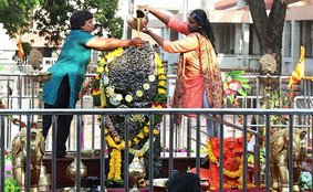 Shani Shingnapur,Gudi Padwa,Shani temple,Trupti Desai,Devendra Fadnavis,ban on women,inner sanctum