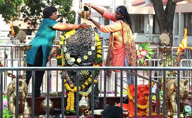 Shani Shingnapur,Gudi Padwa,Shani temple,Trupti Desai,Devendra Fadnavis,ban on women,inner sanctum