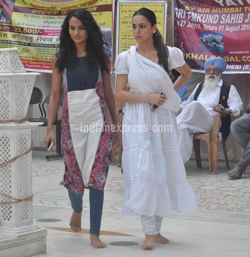 pratyusha banerjee, Balika Vadhu Pratyusha Banerjee, Pratyusha banerjee prayer meet photos, pratyusha banerjee prayer meet, pratyusha banerjee mother, smita Bansal, pratyusha banerjee father, pratyusha banerjee last rites, pratyusha banerjee death, pratyusha banerjee pics, pratyusha banerjee last pics, pratyusha banerjee dies, pratyusha banerjee dead, pratyusha banerjee news, pratyusha, pratyusha boyfriend, entertainment, anoop soni, shashank vyas, sambhavna seth, kamya punjabi, kamya pratyusha