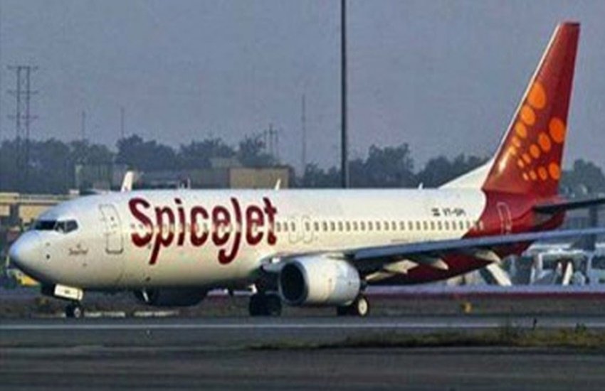 SpiceJet, spicejet controversy, spicejet pilot controversy, SpiceJet pilot, SpiceJet air hostess, SpiceJet cockpit, air hostess, cockpit air hostess, india news