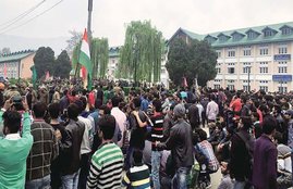 NIT srinagar, NIT srinagar protests, NIT protests, tricolour hoist in NIT srinagar, NIT clashes, Mehbooba Mufti, CRPF in NIT Srinagar, smriti irani, HRD ministry, jammu kashmir, kashmir police, anti national slogans, एनआईटी श्रीनगर, मानव संसाधन मंत्रालय, तिरंगा, कश्‍मीर, भारत विरोधी नारे"