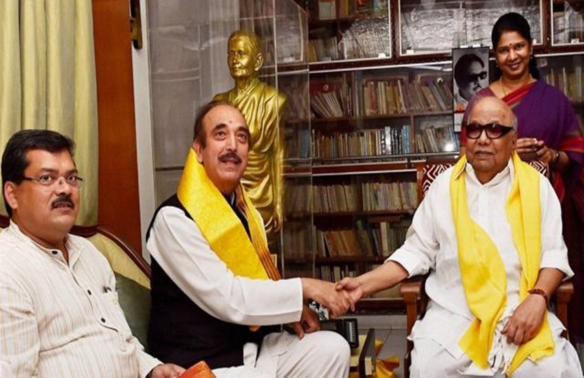कांग्रेस लीडर गुलाम नबी आजाद के साथ हाथ मिलाते डीएमके प्रमुख एम करूणानिधी