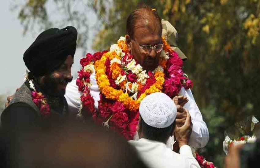 DG Vanzara, controversy, garland, toy gun, Sardar Patel statue, Surat, Ahmadabad news