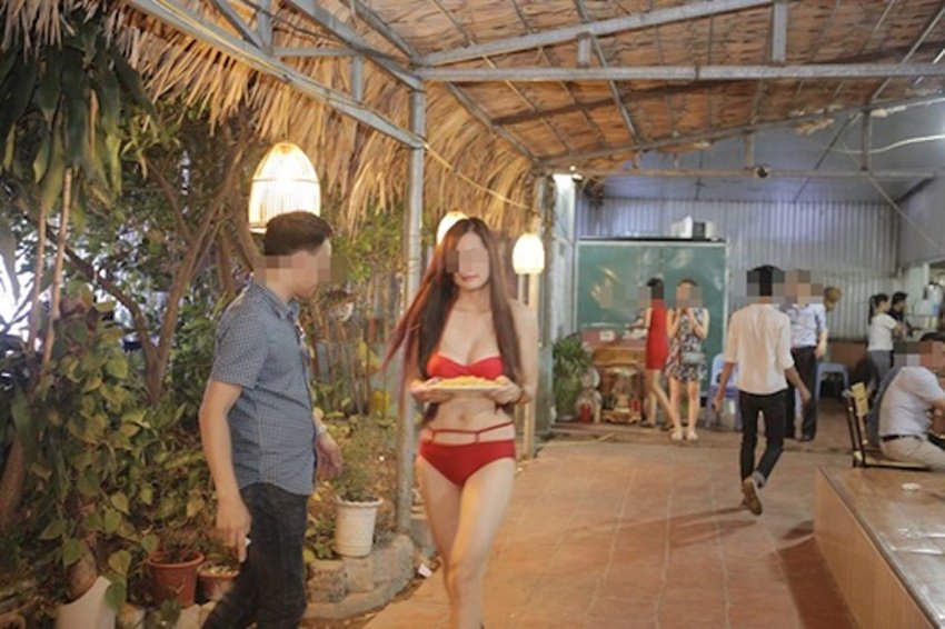 Bikini girls, Bikini Waitresses, Bikini wearing Waitresses, Vietnamese, Vietnamese restaurant, Bikini girls in restaurant, Vietnamese culture