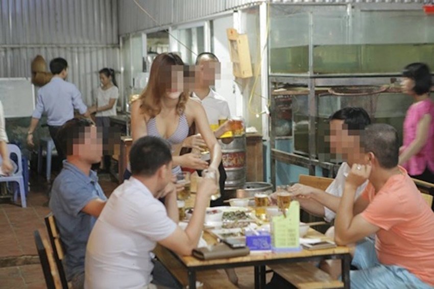 Bikini girls, Bikini Waitresses, Bikini wearing Waitresses, Vietnamese, Vietnamese restaurant, Bikini girls in restaurant, Vietnamese culture