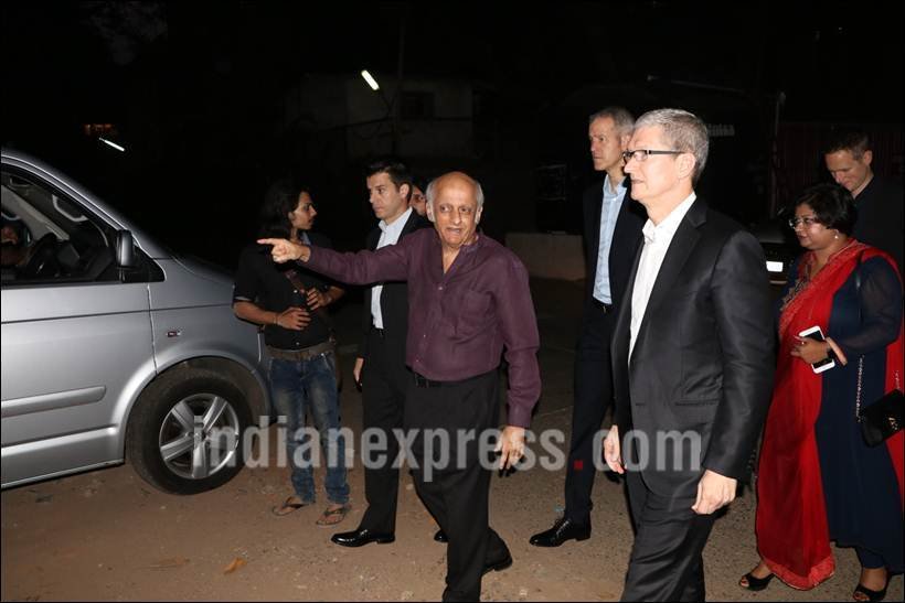 shah rukh khan, shah rukh khan latest news, srk, tim cook, tim cook pics, shah rukh khan pics, shah rukh khan tim cook pics, srk tim cook pics, shah rukh khan party, srk party pics, amitabh bachchan, aishwarya rai bachchan, aishwarya pics, aishwarya srk pics, madhuri dixit, farah khan, madhuri srk pics, emraan hashmi, emraan tim cook, mahesh bhatt, tim cook india pics, tim cook srk party pics, srk bungalow, entertainment news, bollywood news