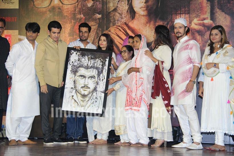 Aishwarya rai bachchan, Aishwarya rai bachchan news in hindi, sarabjit, sarabjit movie, sarabjit release date, Aishwarya rai bachchan sarabjit, sarabjit family, sarabjit mother, randeep hooda, darshan kumaar, omung kumaar, richa chadha, dalbir kaur, sukhpreet kaur, sarabjit wife, aishwarya dalbir pics, aishwarya rai pics, aishwarya pics, aishwarya sarbjit pics, sarabjit sister pics, sarabjit family pics, randeep hooda sarabjit movie, sarabjit sister dalbir kaur