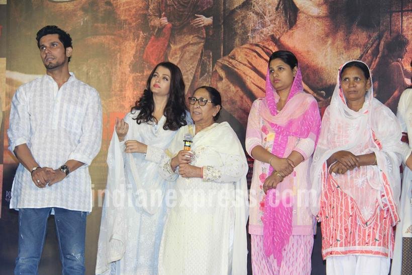 Aishwarya rai bachchan, Aishwarya rai bachchan news in hindi, sarabjit, sarabjit movie, sarabjit release date, Aishwarya rai bachchan sarabjit, sarabjit family, sarabjit mother, randeep hooda, darshan kumaar, omung kumaar, richa chadha, dalbir kaur, sukhpreet kaur, sarabjit wife, aishwarya dalbir pics, aishwarya rai pics, aishwarya pics, aishwarya sarbjit pics, sarabjit sister pics, sarabjit family pics, randeep hooda sarabjit movie, sarabjit sister dalbir kaur