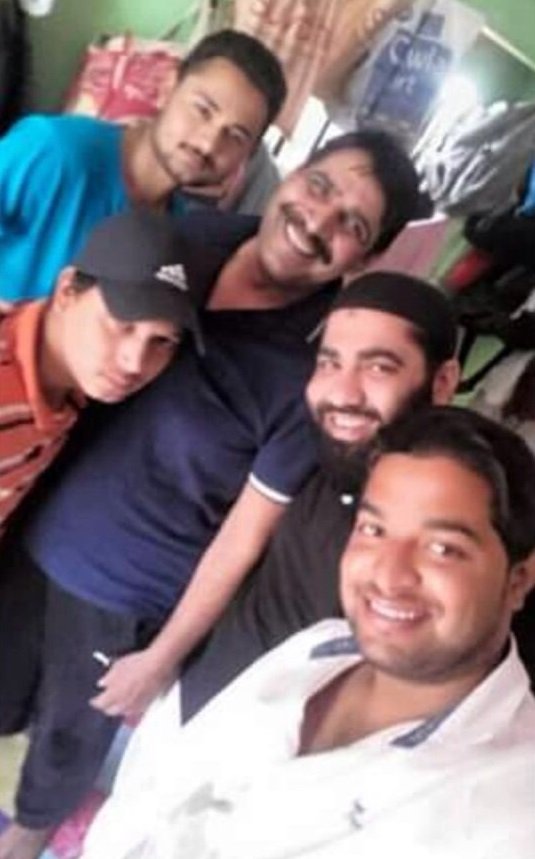 Jail, inmates, selfie on Facebook, Muzaffarnagar news, Use of mobile phones in jail, viral on the social media, inmates selfie in jail, जेल, कैदियों ने ली सेल्फी