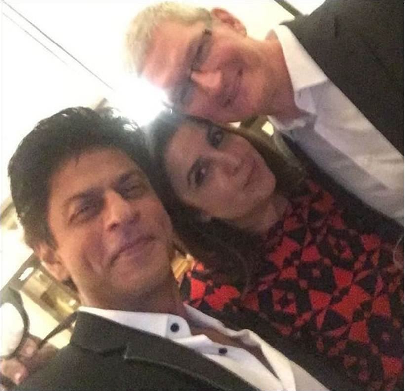 shah rukh khan, shah rukh khan latest news, srk, tim cook, tim cook pics, shah rukh khan pics, shah rukh khan tim cook pics, srk tim cook pics, shah rukh khan party, srk party pics, amitabh bachchan, aishwarya rai bachchan, aishwarya pics, aishwarya srk pics, madhuri dixit, farah khan, madhuri srk pics, emraan hashmi, emraan tim cook, mahesh bhatt, tim cook india pics, tim cook srk party pics, srk bungalow, entertainment news, bollywood news