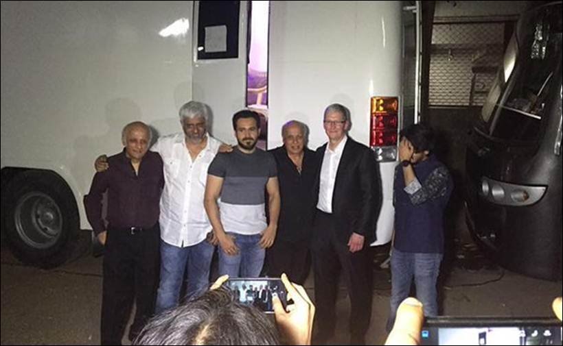 shah rukh khan, shah rukh khan latest news, srk, tim cook, tim cook pics, shah rukh khan pics, shah rukh khan tim cook pics, srk tim cook pics, shah rukh khan party, srk party pics, amitabh bachchan, aishwarya rai bachchan, aishwarya pics, aishwarya srk pics, madhuri dixit, farah khan, madhuri srk pics, emraan hashmi, emraan tim cook, mahesh bhatt, tim cook india pics, tim cook srk party pics, srk bungalow, entertainment news, bollywood news
