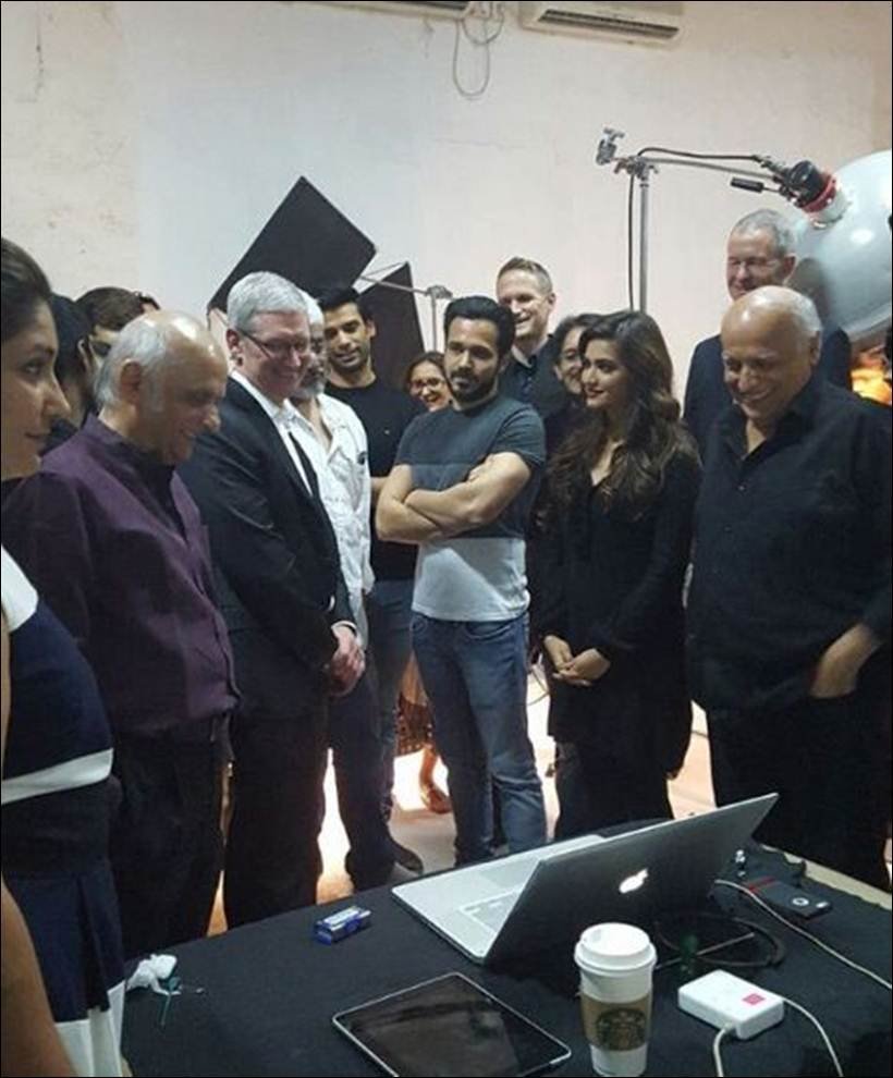 shah rukh khan, shah rukh khan latest news, srk, tim cook, tim cook pics, shah rukh khan pics, shah rukh khan tim cook pics, srk tim cook pics, shah rukh khan party, srk party pics, amitabh bachchan, aishwarya rai bachchan, aishwarya pics, aishwarya srk pics, madhuri dixit, farah khan, madhuri srk pics, emraan hashmi, emraan tim cook, mahesh bhatt, tim cook india pics, tim cook srk party pics, srk bungalow, entertainment news, bollywood news