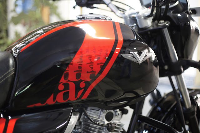 aamir khan, aamir khan bike, aamir khan bajaj v bike, bajaj v bike, bajaj v15, bajaj v15 price, bajaj v15 images, bajaj v bike aamir khan, bajaj v bike price, bajaj v bike images, bajaj v bike photo, bajaj v bike images, bajaj v bike price in india, bajaj v bike specification, Rajiv Bajaj, Rajiv Bajaj aamir khan, Rajiv Bajaj v15