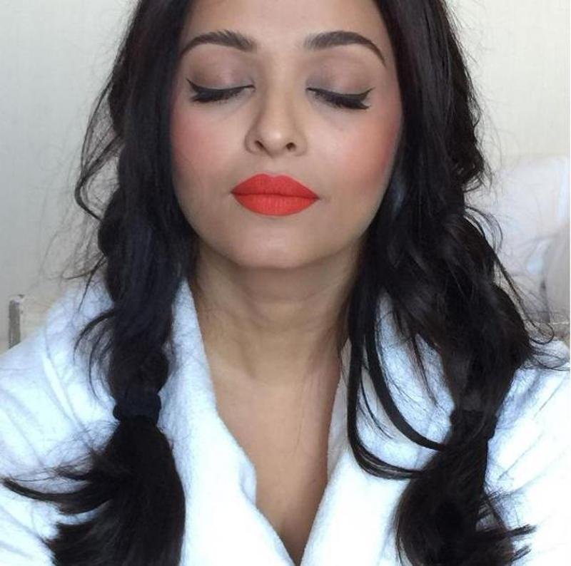 रेड लिपस्टिक के साथ मेकअप के तैयार होतीं ऐश्वर्या राय बच्चन। (Instagram/charlottewillermakeup)