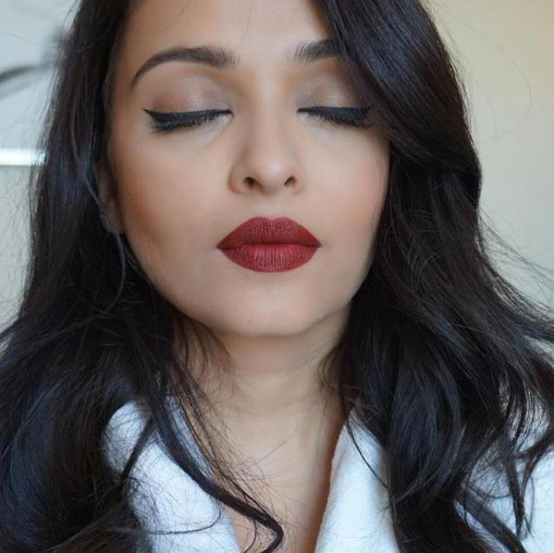 लाल सुर्ख रंग के साथ ऐश्वर्या राय। (Instagram/charlottewillermakeup)
