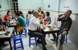 Barack Obama, Barack Obama latest news, US President Barack Obama, Barack Obama hanoi visit, Barack Obama Vietnam visit, US President hanoi visit, Barack Obama pics, Barack Obama hanoi visit pics, Barack Obama hanoi pics, Amercian Chef Anthony Bourdain, Barack Obama hanoi restaurant pics, International News
