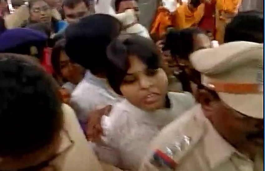 Kapaleshwar Mandir, Kapaleshwar temple, trupti desai, bhumata brigade, trupti desai bhumata brigade, Kapaleshwar women, women Kapaleshwar, india news, Kapaleshwar temple, trupti desai, bhumata brigade, trupti desai bhumata brigade, Kapaleshwar women, women Kapaleshwar, india news, भूमाता ब्रिगेड, नासिक, कपालेश्वर मंदिर , 12 ज्योतिर्लिंगों, तृप्ती देसाई, कपालेश्वर मंदिर, मंदिर में महिलाओं का प्रवेश, नासिक की खबरें, हिंदू धर्म की खबरें, महाराष्ट्र की खबरें