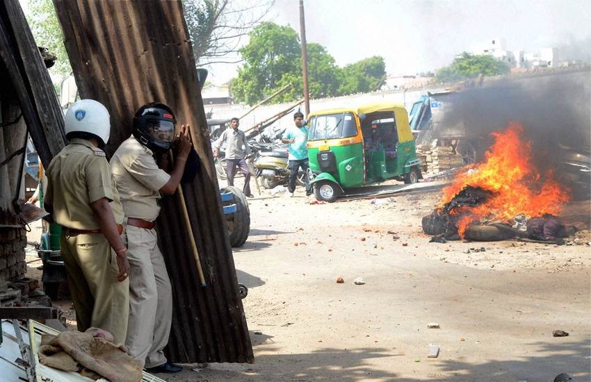 Communal tension in Bareilly, Hindus-Muslims clash in Bareilly, UP Police