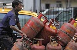 रसोई गैस सिलेंडर पर सब्सिडी लेनी है तो जमा करनी होगी इनकम टैक्स रिटर्न की कॉपी