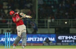 किंग्स इलेवन पंजाब को बड़ा झटका, बल्लेबाज ग्लेन मैक्सवेल आईपीएल से बाहर