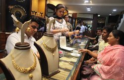 अब सोने की खरीद पर नहीं देना होगा एक्‍स्‍ट्रा टैक्‍स, सरकार ने वापस लिया बजट का फैसला