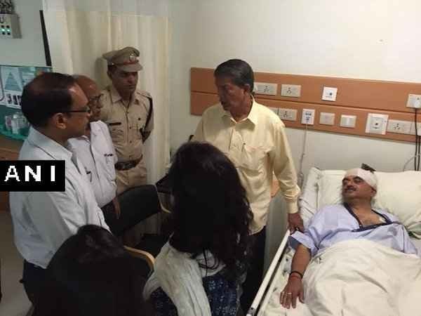 उत्तराखंडः हमले में घायल हुए BJP सांसद तरुण विजय से मिलने अस्पताल पहुंचे CM हरीश रावत