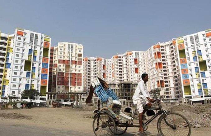‘दुनिया मेरे आगे’ कॉलम में शचींद्र आर्य का लेख सुविधाओं के टापू