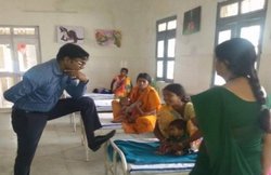 छत्तीसगढ़: बेड पर पांव रखकर मरीजों से बात करते IAS अधिकारी की फोटो वायरल