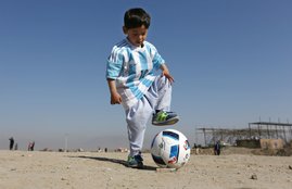 Lionel Messi, Messi Tshirt Afghan boy, Messi fan Afghan Boy, Messi Murtaza Ahmadi, Afghanistan, pakistan