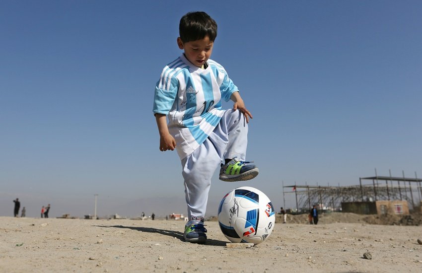 Lionel Messi, Messi Tshirt Afghan boy, Messi fan Afghan Boy, Messi Murtaza Ahmadi, Afghanistan, pakistan