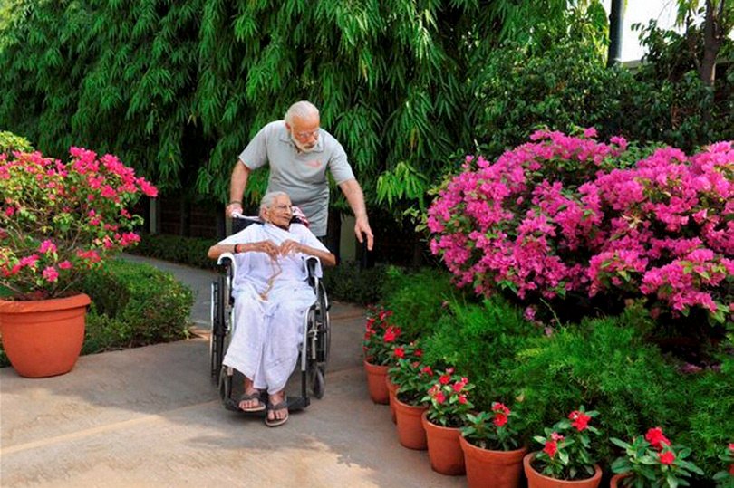 Narendra Modi mother Heeraben, Modi mother Heeraben 7RCR, Modi mother Heeraben PM residence, Heeraben Visit 7RCR With narendra Modi, PM Modi Heeraben 7RCR, Modi 7RCR With Mother, Modi Heeraben 7RCR