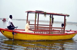 ई-बोट्स देकर मोदी ने मल्लाहों से पूछा, कमाए पैसों का क्या करोगे, जवाब मिला-पिएंगे