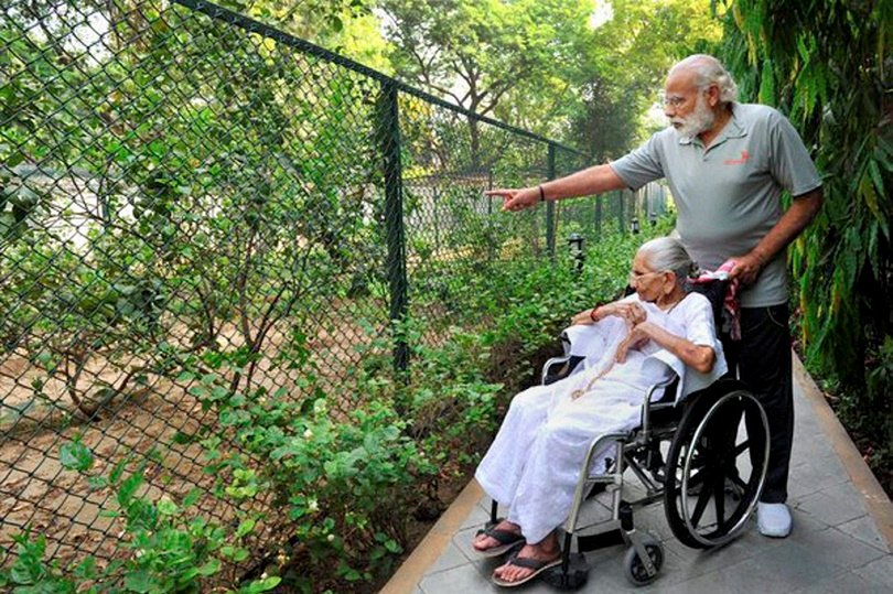 Narendra Modi mother Heeraben, Modi mother Heeraben 7RCR, Modi mother Heeraben PM residence, Heeraben Visit 7RCR With narendra Modi, PM Modi Heeraben 7RCR, Modi 7RCR With Mother, Modi Heeraben 7RCR