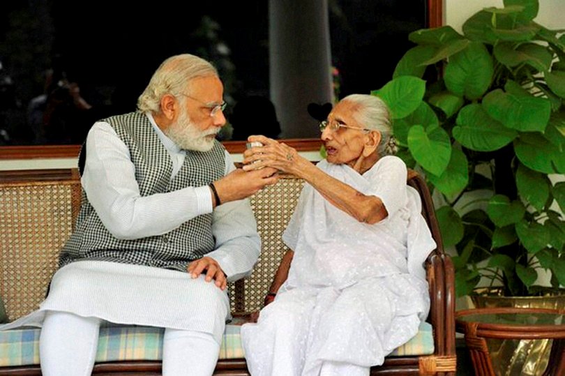 Narendra Modi mother Heeraben, Modi mother Heeraben 7RCR, Modi mother Heeraben PM residence, Heeraben Visit 7RCR With narendra Modi, PM Modi Heeraben 7RCR, Modi 7RCR With Mother, Modi Heeraben 7RCR