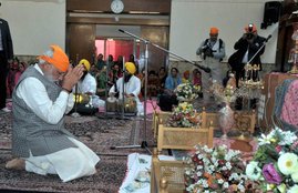 Narendra Modi at Gurudwara, Narendra Modi Tehran Gurudwara, Narendra Modi Visit Tehran Gurudwara, Narendra Modi Gurudwara, Narendra Modi in Gurudwara, Narendra Modi Pray Gurudwara, Narendra Modi Speech Gurudwara, Narendra Modi Bhai Ganga Singh Sabha Gurudwara, Iran Narendra Modi, Narendra Modi Iran Gurudwara, Narendra Modi Visit Iran Gurudwara
