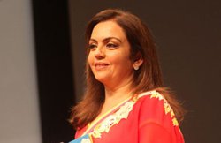 IPL मैच के बीच पूजा करने गंगा घाट पहुंचीं नीता अंबानी