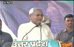 पत्नी को श्रद्धांजलि देने पैतृक गांव गए सीएम नीतीश कुमार