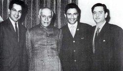 ऋषि कपूर के बयान पर सोशल मीडिया पर छिड़ी बहस, आलोचकों ने पोस्‍ट की-राजकपूर और नेहरू की फोटो