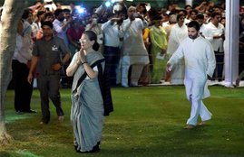 Sonia Gandhi, Narendra Modi, Congress Road Show, Sonia Gandhi RoadShow, Sonia Gandhi Varanasi, Modi Varanasi, UP Elections 2017, Uttar Pradesh Elections, UP Polls 2017, UP Aseembly Pollls, Congress Election Campaign, PM Modi in Varanasi, Sonia Gandhi in Varanasi, India News, Hindi News, Jansatta