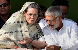 मध्य प्रदेश कांग्रेस के नेता ने सोनिया गांधी की नेतृत्व क्षमता पर उठाए सवाल, कहा कांग्रेसी रचते हैं साजिश